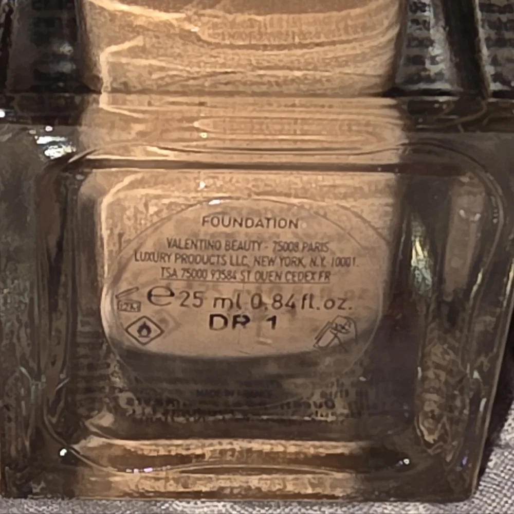 Very Valentino 24-Hour Wear Liquid Foundation - Picture 8 of 10